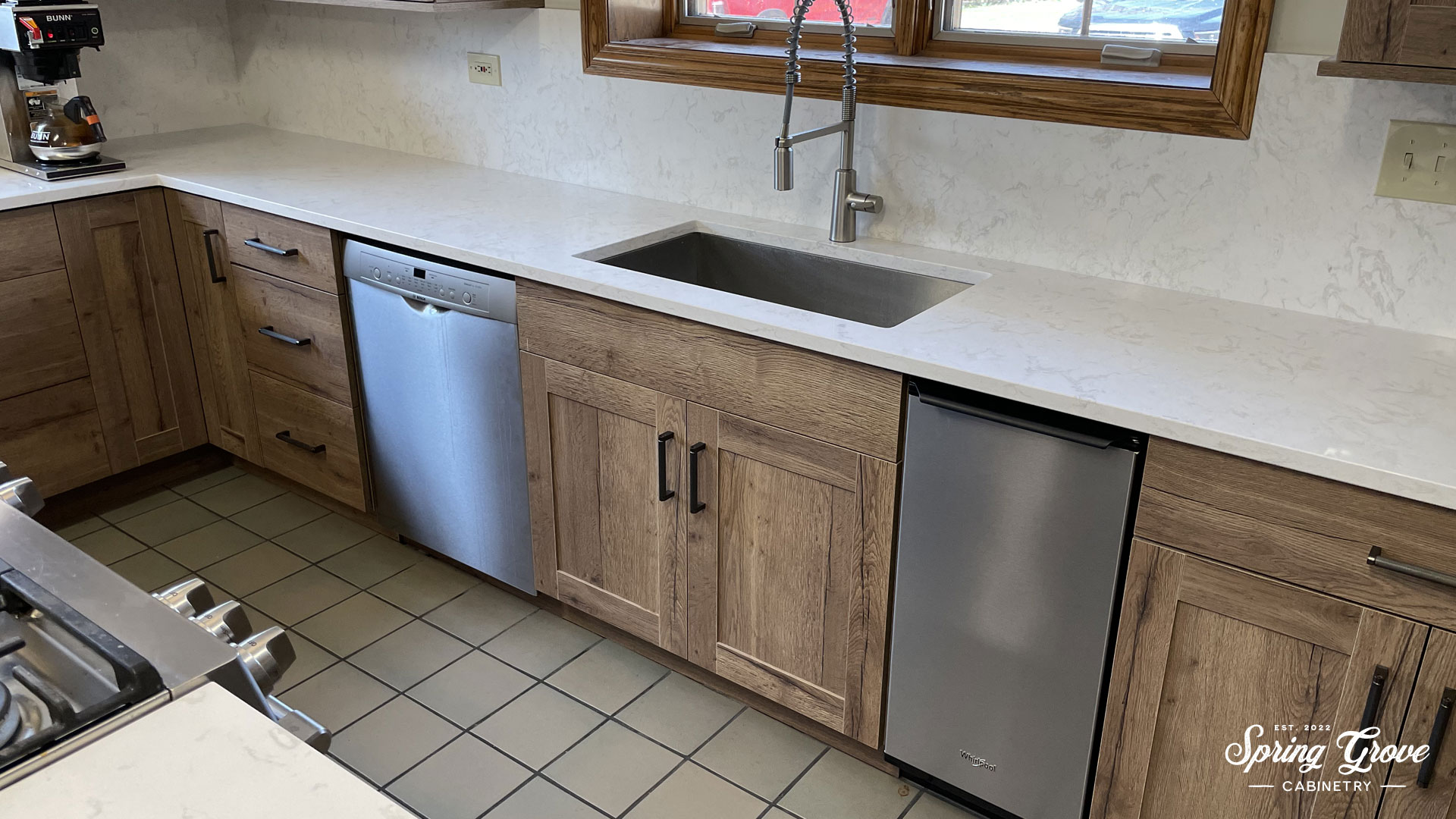 New ice maker and large single bowl sink.